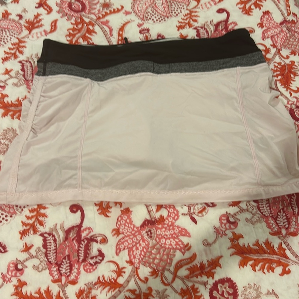 baby pink lululemon skirt size 6 with ruching on the side